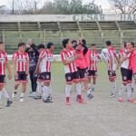 Estudiantes aplastó a La Banda y logró su primer triunfo